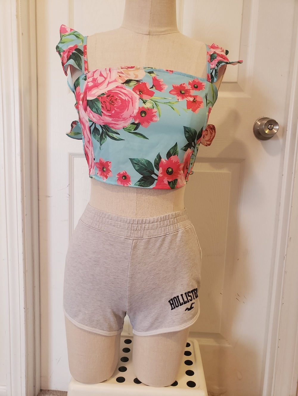 Hollister Shorts Size XS Aqua Floral Tie-Shoulder Crop Top Size Large